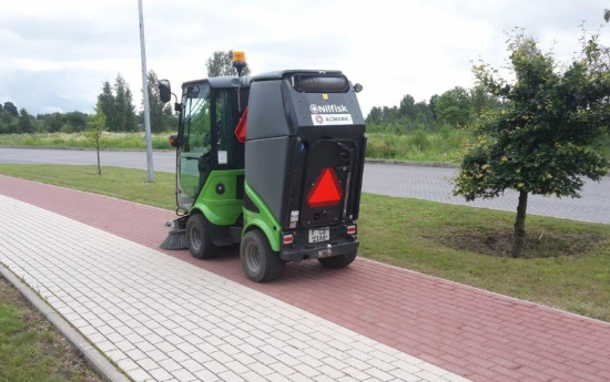 Izmēģina modernas ielu slaucīšanas iekārtas
