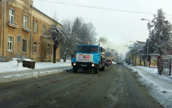 Ielas no sniega attīrītas