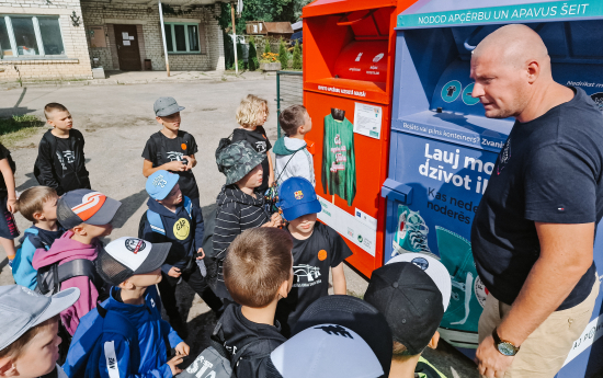 Mazie basketbolisti iepazīst atkritumu šķirošanu