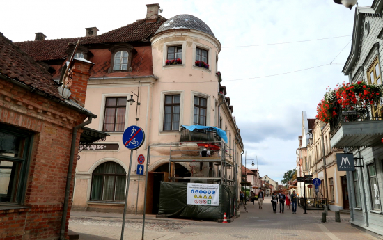 Liepājas ielā 8 restaurē atbalsta kolonnas un balkonu