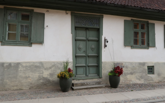 Ēkai Kalna ielā 13 restaurē pamatus, jumtu un fasādi