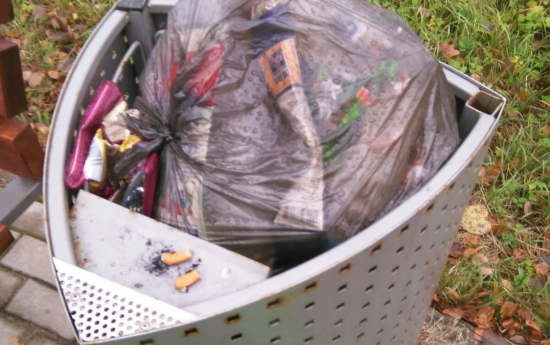 Mazajās atkritumu urnās izmet atkritumu maisus no mājām