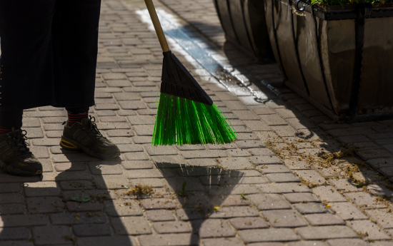 Uz noteiktu laiku aicina darbā sētnieku