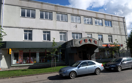 Biroju ēkai Pilsētas laukumā 3 šogad nomainīts jumts