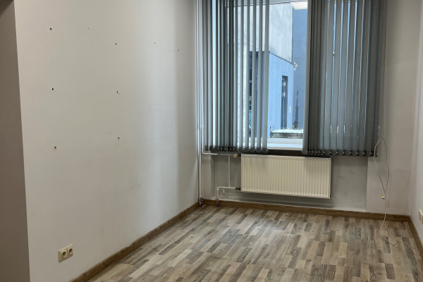 Rīko nomas tiesību izsoli 11,5 m² telpām Pilsētas laukumā 2