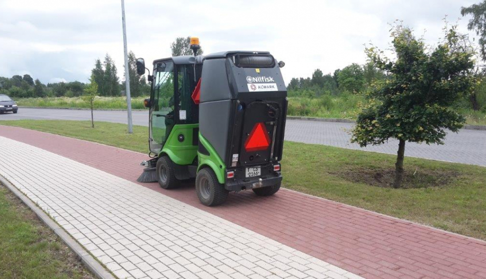 Izmēģina modernas ielu slaucīšanas iekārtas