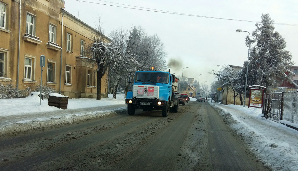 Ielas no sniega attīrītas