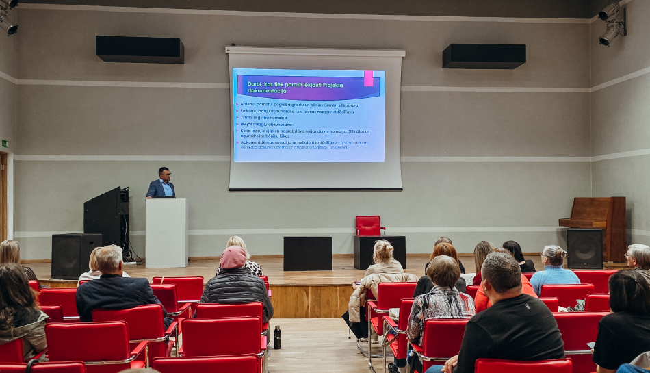 Daudzdzīvokļu ēku iedzīvotāji piedalās seminārā par ēku renovāciju