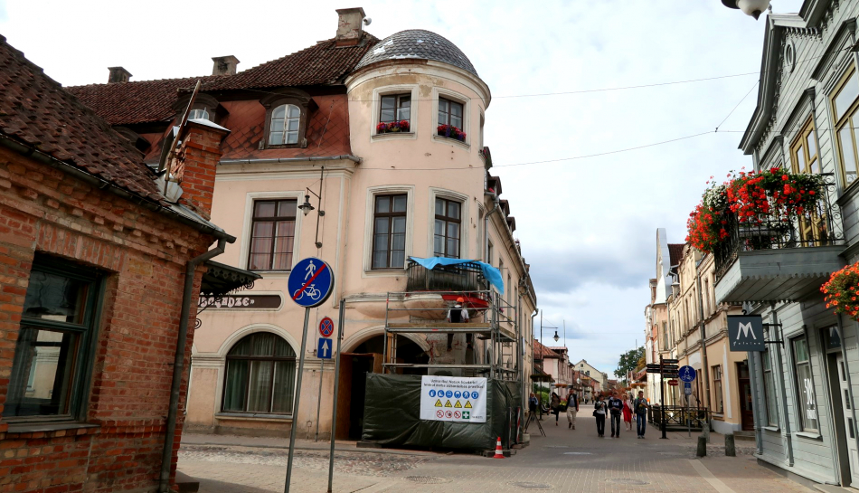 Liepājas ielā 8 restaurē atbalsta kolonnas un balkonu