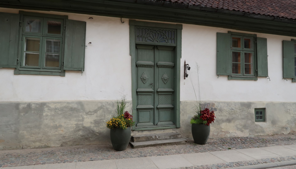 Ēkai Kalna ielā 13 restaurē pamatus, jumtu un fasādi