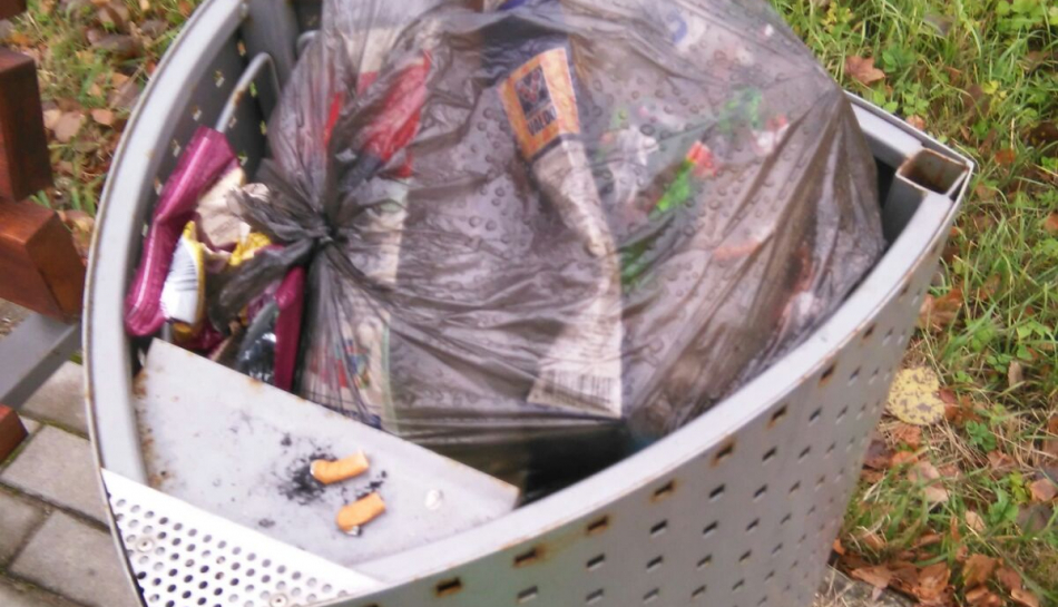 Mazajās atkritumu urnās izmet atkritumu maisus no mājām