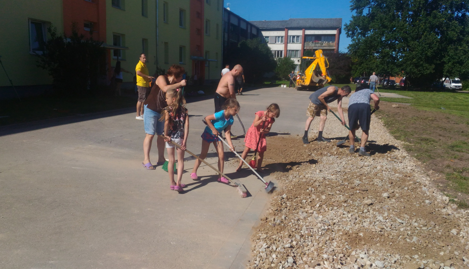Darot pašiem, "Atmodās" paplašina automašīnu stāvlaukumu