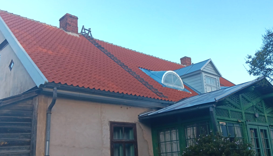 Atjaunots jumts ēkai Skrundas ielā 14