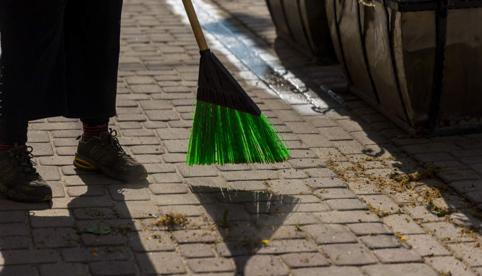 Uz noteiktu laiku aicina darbā sētnieku